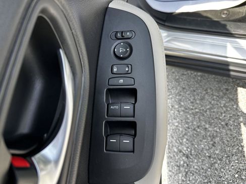 Certified 2024 Honda HR-V LX image 9