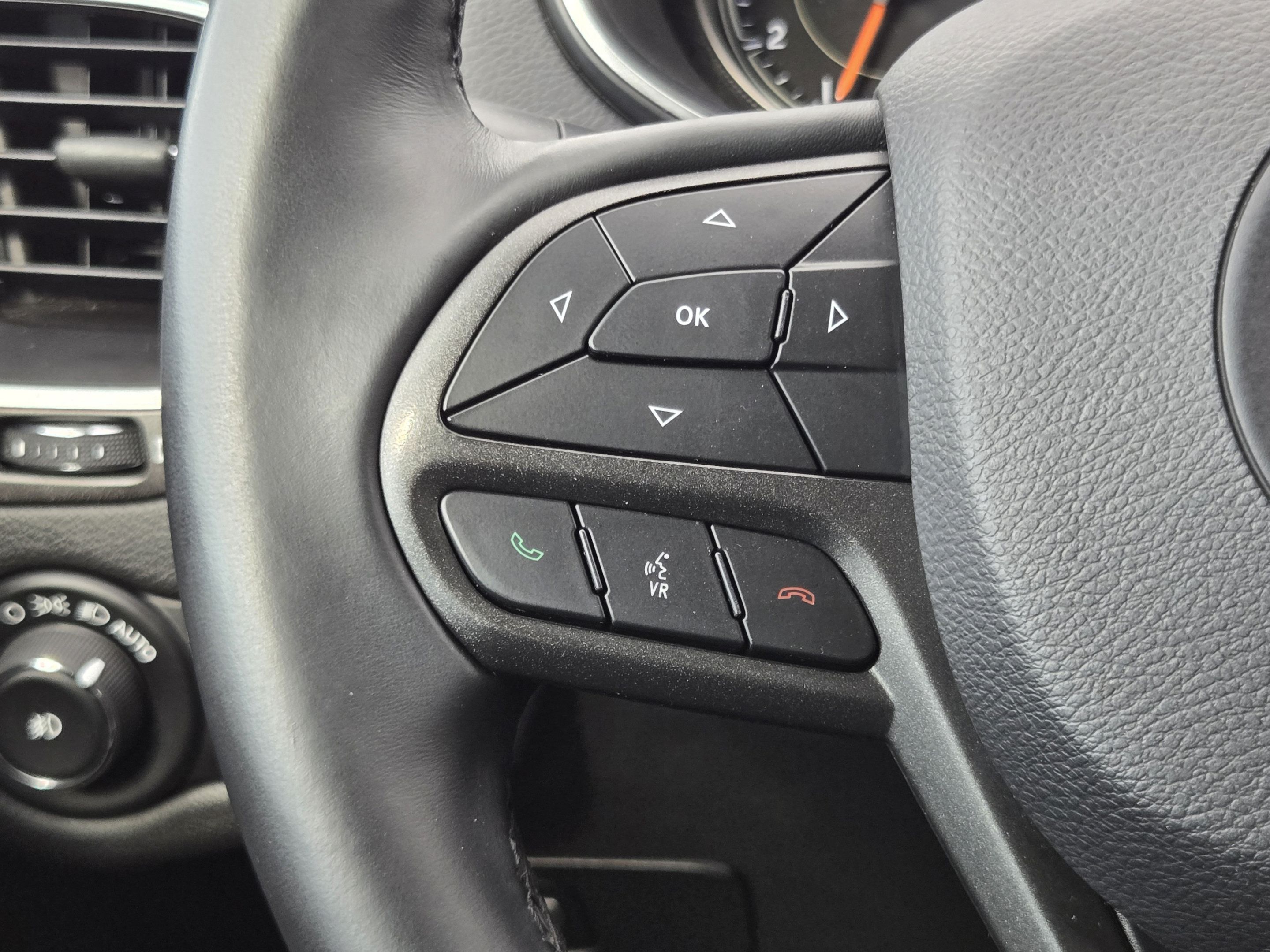 Used 2019 Jeep Cherokee Trailhawk AWD/4WD image 24
