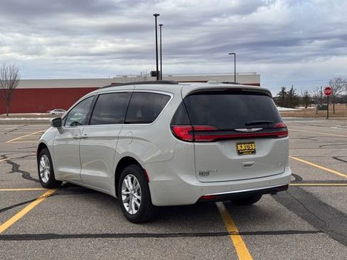 Used 2021 Chrysler Pacifica Touring w/ Uconnect Theater Family Group image 34