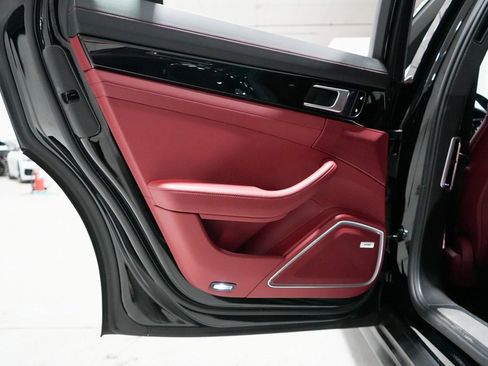 Used 2018 Porsche Panamera 4S image 32