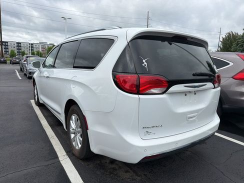 Used 2018 Chrysler Pacifica Touring-L Plus FWD image 2