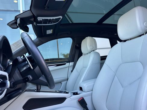 Certified 2023 Porsche Macan S AWD/4WD image 5