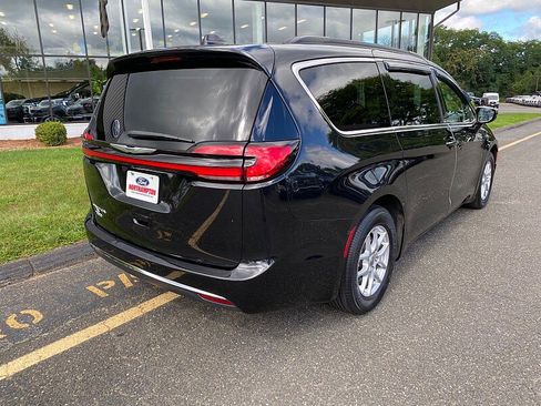 Used 2022 Chrysler Pacifica Touring-L FWD image 7