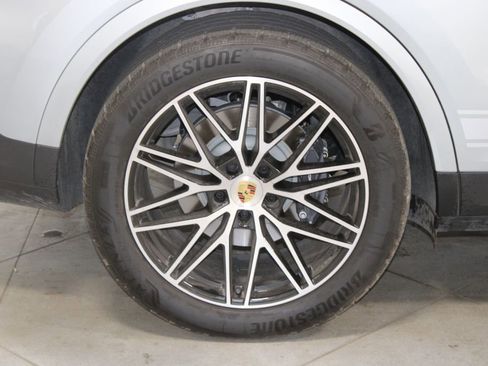 Used 2024 Porsche Cayenne image 12