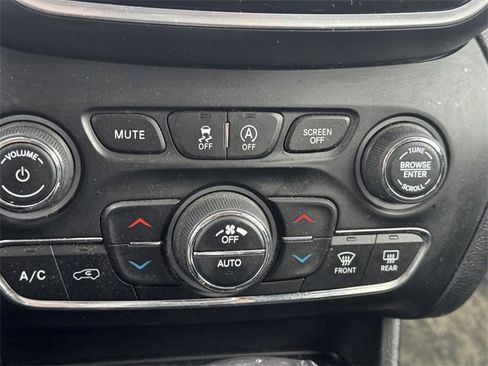 Certified 2019 Jeep Cherokee Limited image 36