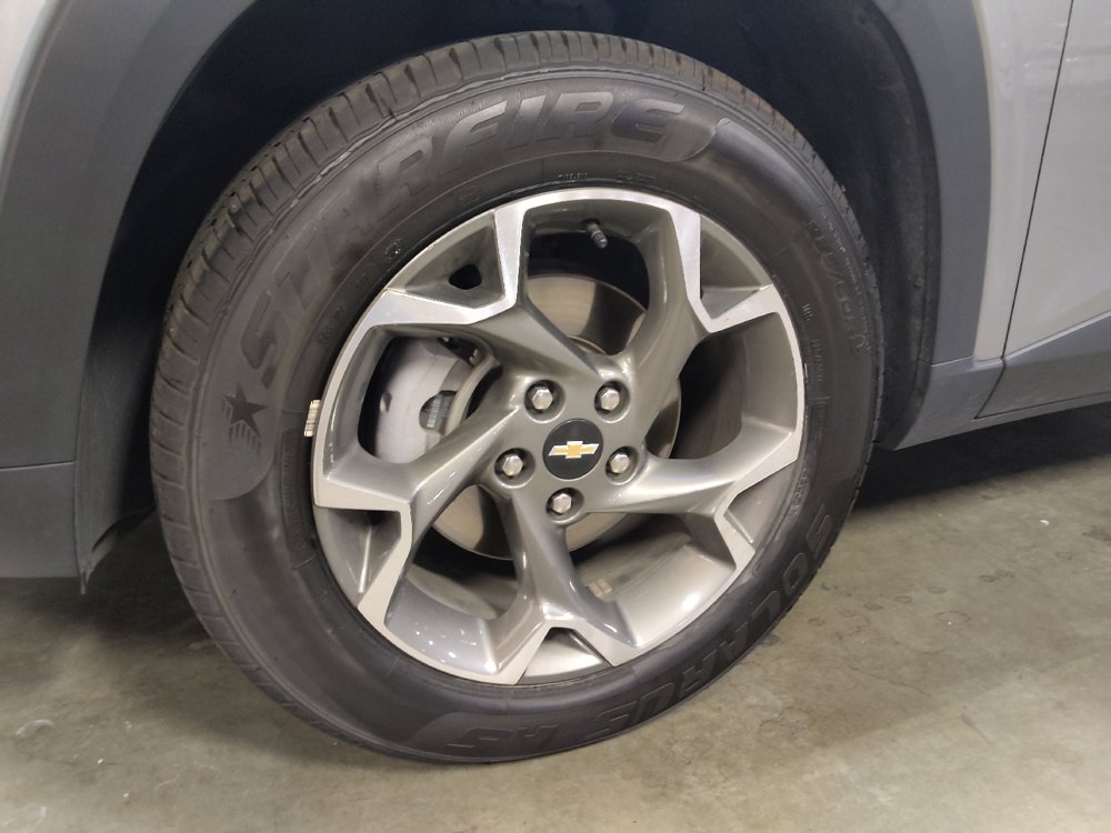 Used 2025 Chevrolet Trax LT FWD image 31
