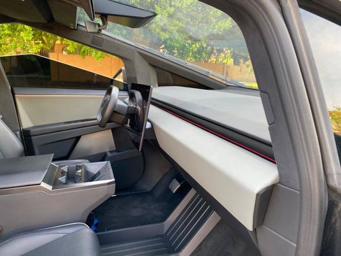 Used 2025 Tesla Cybertruck AWD Crew Cab image 46