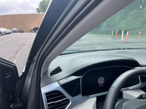 Used 2026 Volkswagen Taos SE FWD image 35