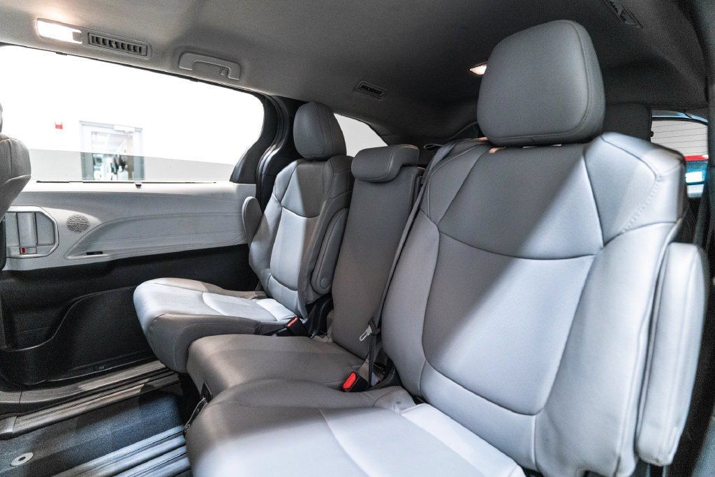 Used 2025 Toyota Sienna XLE FWD image 30
