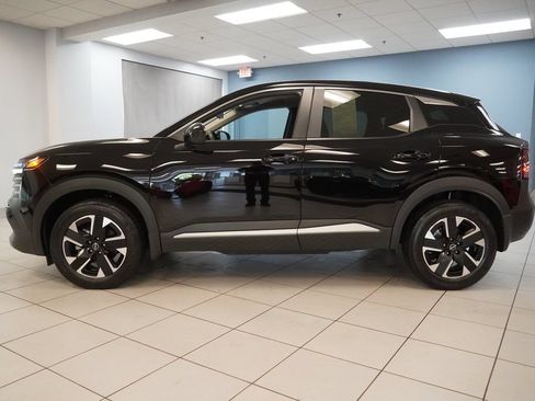 Used 2025 Nissan Kicks SV AWD/4WD image 2