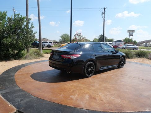 Used 2020 Toyota Camry SE image 2