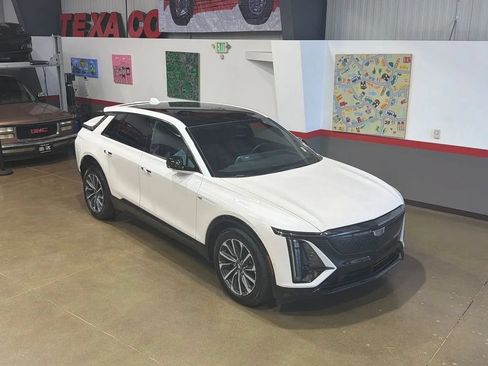 Used 2024 Cadillac Lyriq Sport AWD/4WD image 20