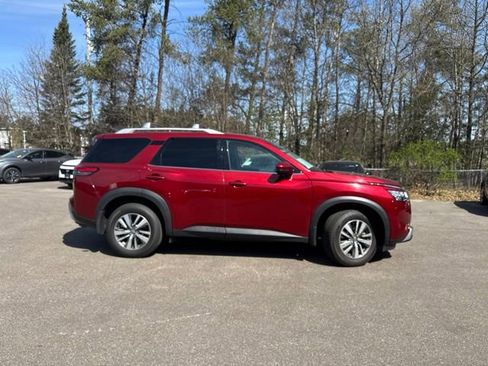 Used 2024 Nissan Pathfinder SL AWD/4WD image 6