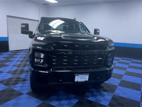 Used 2022 Chevrolet Silverado 2500 Custom w/ Custom Value Package image 3