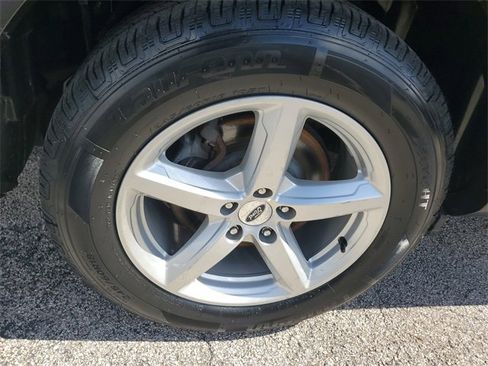 Used 2018 Ford Explorer XLT w/ Equipment Group 202A image 6