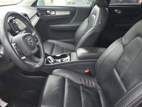 Used 2023 Volvo XC40 B4 Ultimate image 9