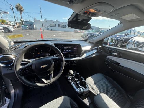 Used 2025 Chevrolet Trax LT FWD image 35