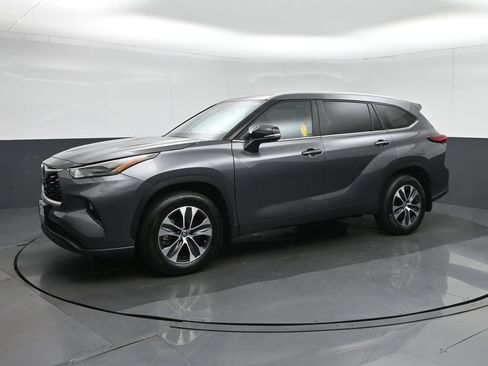 Used 2023 Toyota Highlander XLE FWD image 3