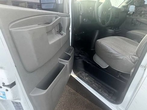 Used 2021 Chevrolet Express 2500 RWD image 21