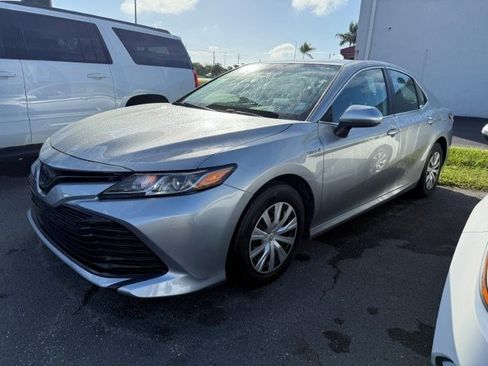 Used 2020 Toyota Camry LE image 3