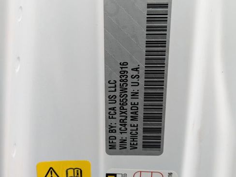 Used 2025 Jeep Wrangler Unlimited Sahara image 32