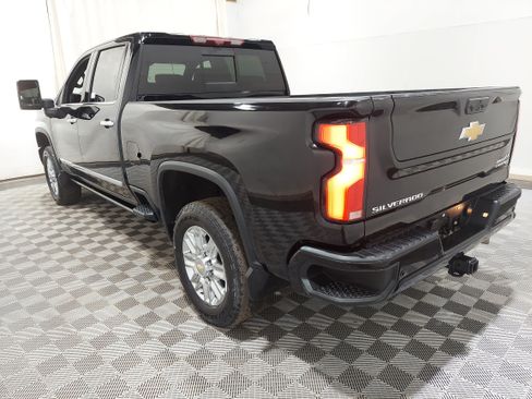Used 2024 Chevrolet Silverado 2500 High Country w/ Technology Package AWD/4WD image 2
