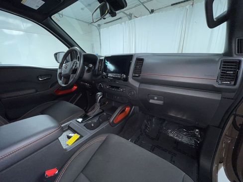 Used 2024 Nissan Frontier PRO-4X image 11
