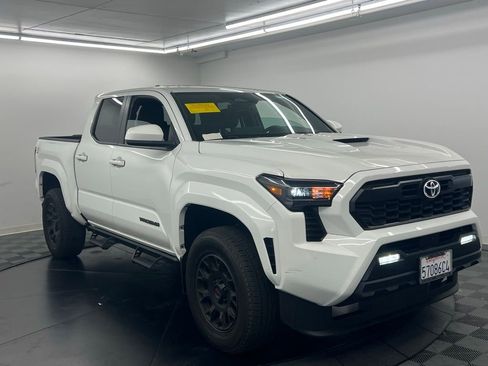 Used 2024 Toyota Tacoma TRD Sport image 2