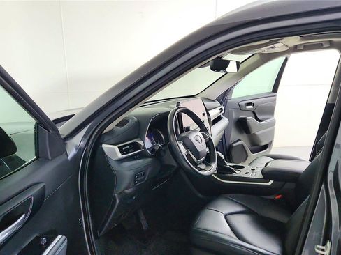 Used 2023 Toyota Highlander XLE image 15