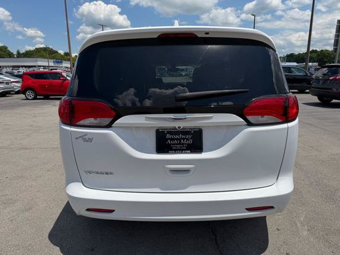 Used 2020 Chrysler Voyager Lxi FWD image 4