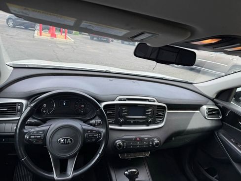 Used 2016 Kia Sorento LX w/ LX Convenience Package image 8