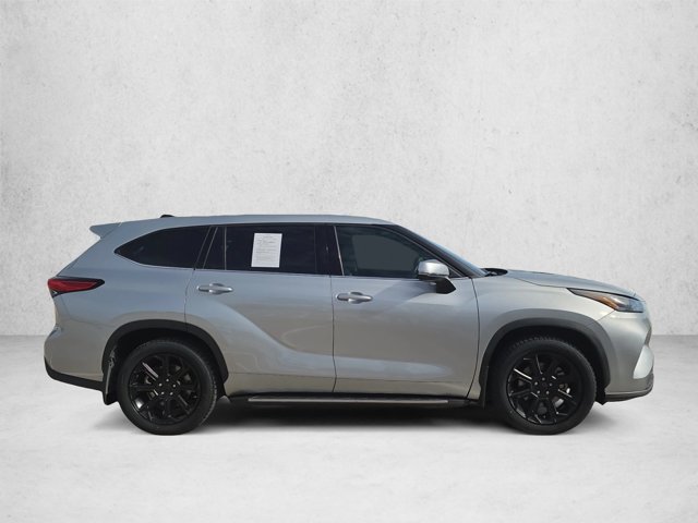 Used 2022 Toyota Highlander LE FWD image 4