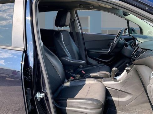 Used 2021 Chevrolet Trax LT w/ Sport Edition image 28