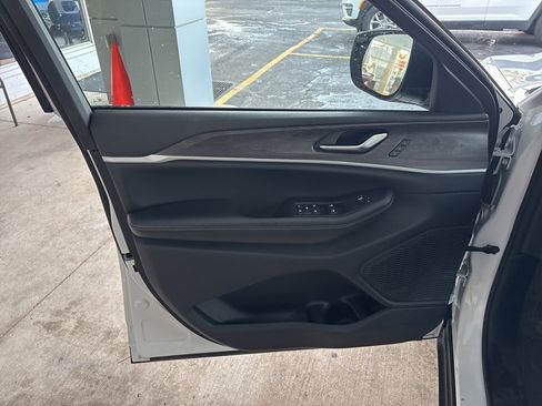 Used 2023 Jeep Grand Cherokee Limited image 6