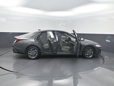 Used 2024 Hyundai Elantra SEL FWD image 32