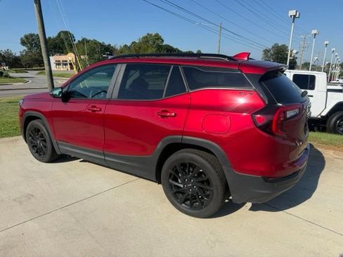 Used 2024 GMC Terrain SLE w/ Driver Convenience Package FWD image 5