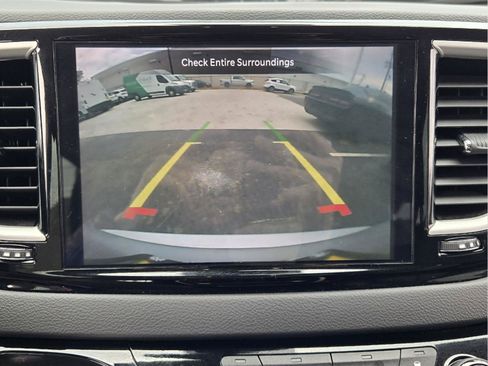 Used 2024 Chrysler Pacifica Touring-L FWD image 13