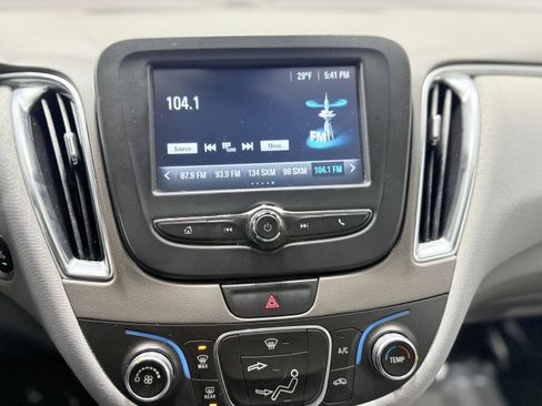 Used 2018 Chevrolet Malibu LT image 19