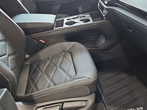New 2026 Volkswagen Atlas Cross Sport SE FWD image 13