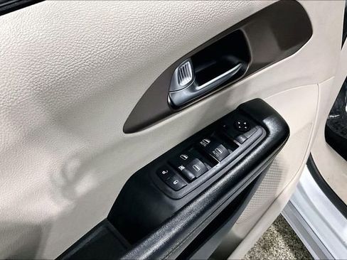Used 2022 Chrysler Voyager LX image 38