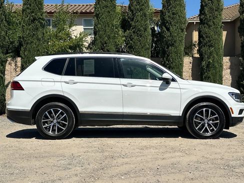 Used 2021 Volkswagen Tiguan SE w/ Panoramic Sunroof Package AWD/4WD image 3