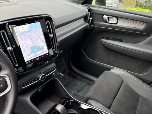 Used 2025 Volvo XC40 B5 Plus AWD/4WD image 21