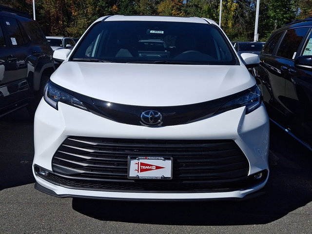 New 2026 Toyota Sienna XLE Woodland Edition AWD/4WD image 2