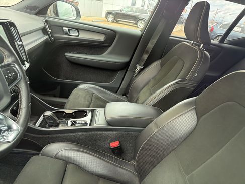 Used 2019 Volvo XC40 T5 R-Design image 11