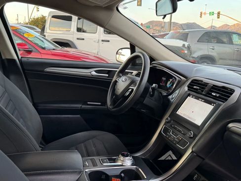 Used 2017 Ford Fusion SE w/ Fusion SE Technology Package image 30