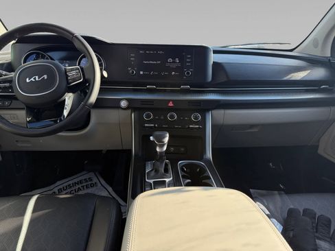 Used 2024 Kia Carnival LX image 10