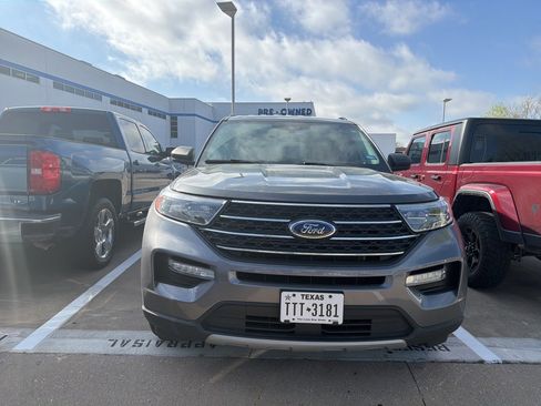 Used 2023 Ford Explorer XLT w/ Equipment Group 202A image 3