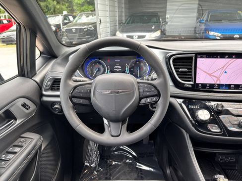 Used 2025 Chrysler Pacifica Limited FWD image 38