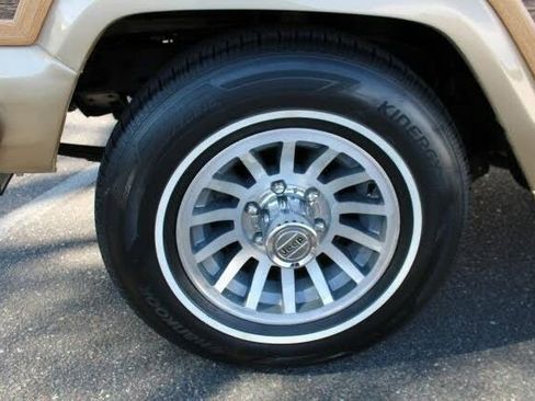 Used 1990 Jeep Grand Wagoneer image 30