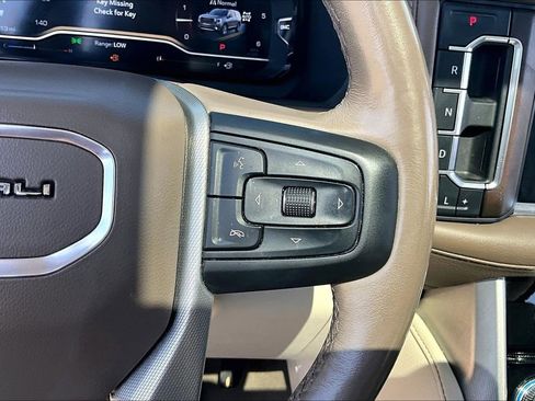 Used 2022 GMC Yukon XL Denali image 12